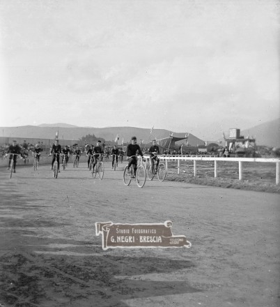 Gara ciclistica sul circuito di Campo Marte a Brescia nel 1906